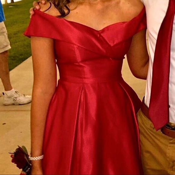 Red hoco dress - Picture 2 of 4